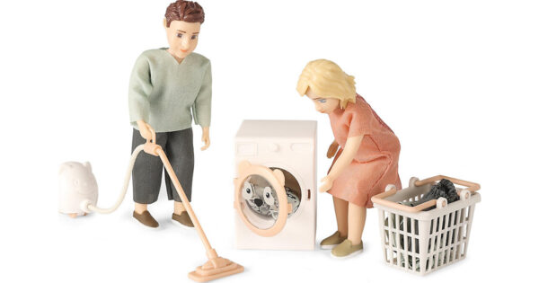 Waschmaschine und Wäschekorb weiß